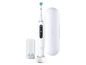 Une brosse à dents électrique Oral-B iO avec chargeur et étui.