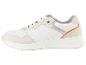 Des baskets blanches avec des détails oranges