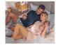 Couple en pyjama au lit, l'homme en t-shirt bleu et short à carreaux, la femme en t-shirt rose et short à motifs.