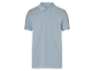 Chemise polo homme bleu clair avec col blanc.