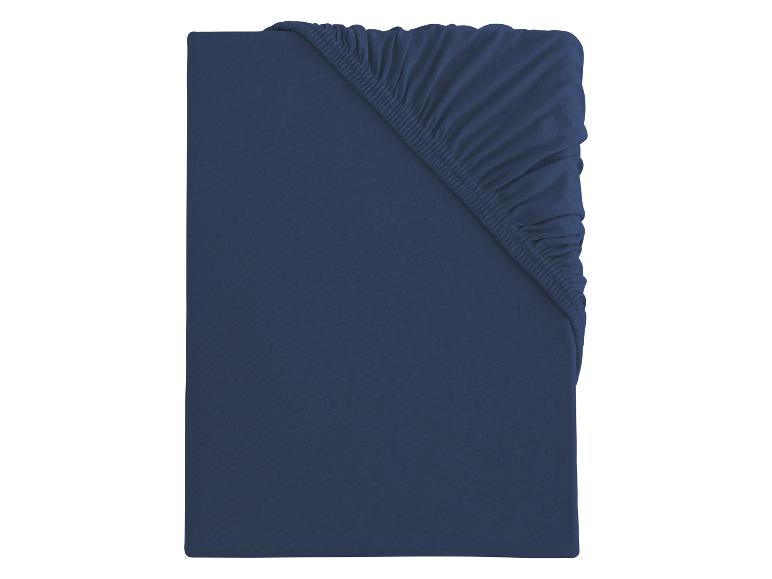 Drap-housse bleu marine.