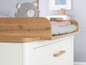 Commode blanche avec plan à langer en bois et tiroir.