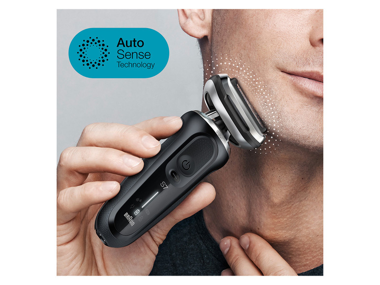 Un homme se rase avec un rasoir Braun doté de la technologie Auto Sense.