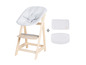 Une chaise haute en bois avec un siège rembourré gris et des matelas assortis.