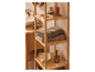 Étagère en bambou avec serviettes, articles de toilette et accessoires de salle de bain.