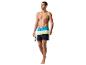 Homme marchant en maillot de bain et lunettes de soleil.