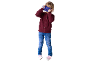 Fille en cardigan et jean jouant avec un appareil photo jouet bleu.