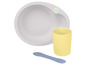 Une assiette grise, un gobelet jaune et une cuillère bleue de la marque Babecco.