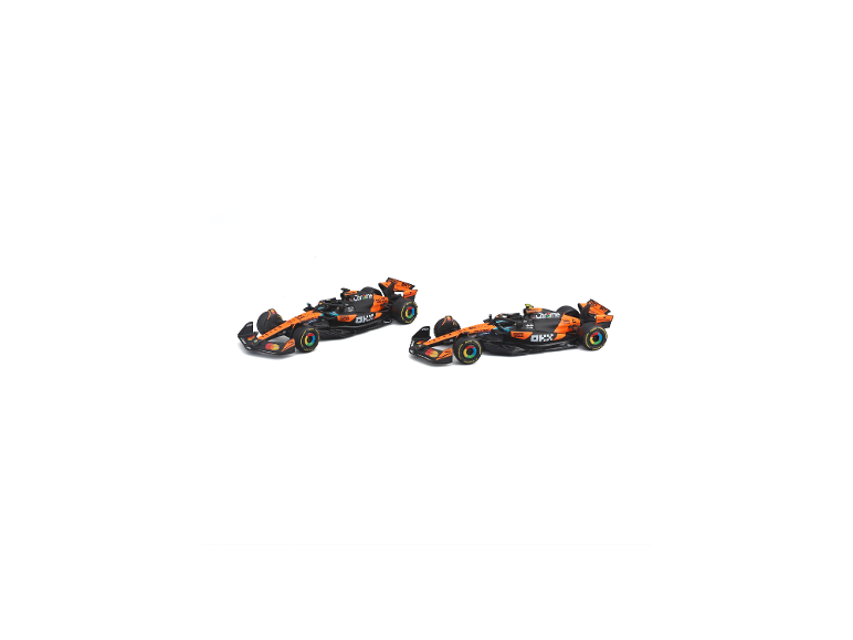 Deux voitures de course jouets orange et noires avec des roues colorées sur fond blanc.
