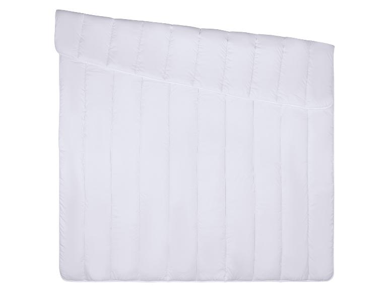 Couette blanche avec coutures verticales