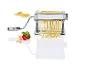 Machine à pâtes produisant des spaghettis, avec du parmesan et des tomates.