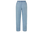 Un pantalon en jean bleu avec une taille élastique.