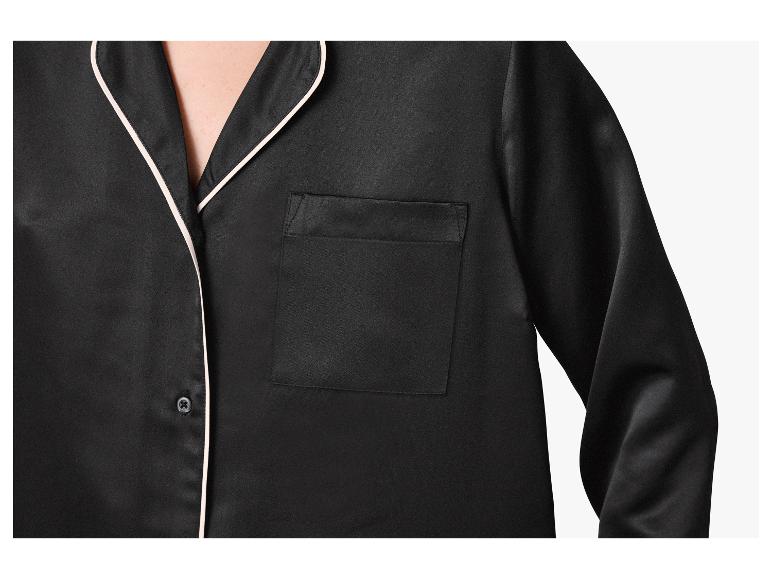 Haut de pyjama en satin noir avec passepoil blanc et poche poitrine.