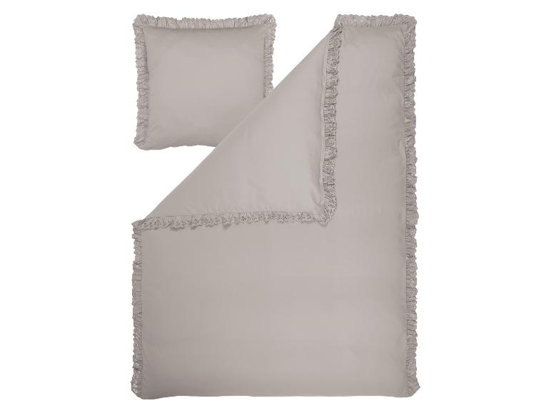 Parure de lit gris clair avec volants et broderies, comprenant une taie d'oreiller et une housse de couette.