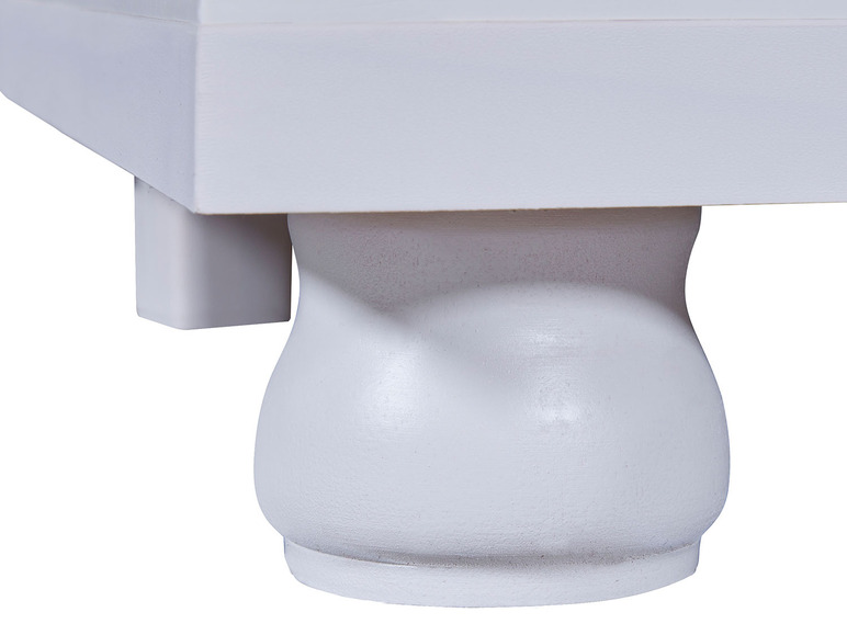 Table en bois blanc avec des pieds tournés.