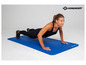 Femme faisant des pompes sur un tapis de fitness bleu Schildkröt.