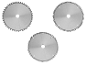 Trois lames de scie circulaire sur fond blanc.