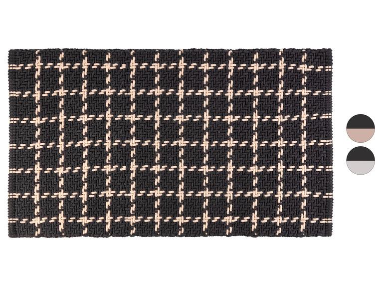 Un paillasson tissé noir et blanc à motif à carreaux.