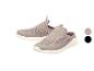 Chaussures de sport slip-on en maille respirante beige et noire.