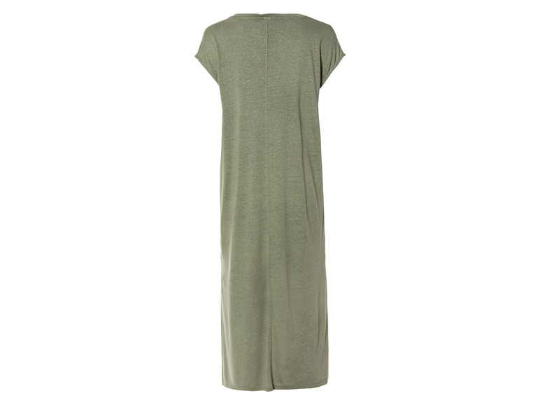 Une longue robe verte à manches courtes.