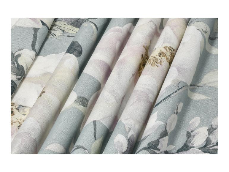 Tissu à imprimé floral dans des tons pastel de bleu, blanc et lilas