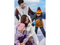 Une famille profite de la neige en vêtements d'hiver.