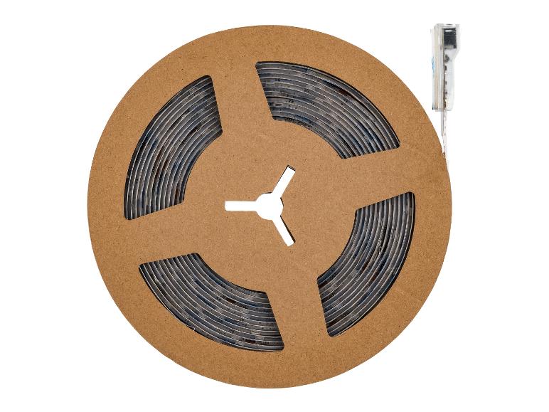 Bande LED sur une bobine en carton avec un adaptateur secteur connecté