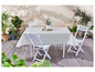 Une table blanche avec quatre chaises pliantes blanches sur une terrasse en bois.