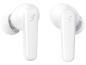 Deux écouteurs sans fil blancs avec un logo subtil.