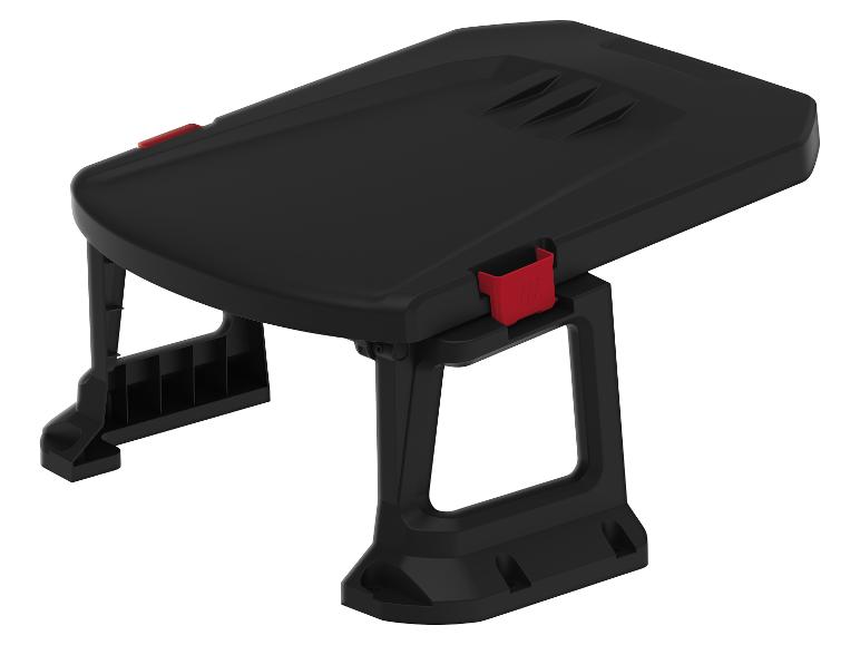 Repose-pieds en plastique noir avec des accents rouges, vu d'en haut.