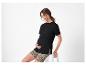 T-shirt noir et shorts léopard pour femme enceinte.