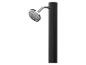 Douche solaire extérieure : pomme de douche chromée sur poteau noir.
