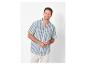 Chemise à rayures vert pâle pour homme, style estival.