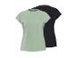 Deux t-shirts de sport pour femmes, un vert clair et un noir, tous deux avec un logo.