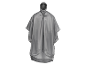 Poncho imperméable gris à capuche.