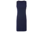 Une robe bleu marine sans manches.