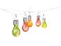 Lumières solaires en forme d'ampoule vertes, rouges et oranges, suspendues à une corde