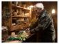 Un homme âgé utilise des outils de jardinage Parkside dans son atelier rustique.