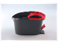 Seau à essorer noir et rouge.