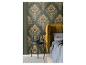 Chambre avec papier peint vert foncé à motif doré, tête de lit jaune et table d'appoint noire.