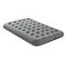 Matelas gonflable gris avec surface rainurée et valve.
