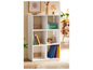 Une étagère blanche à six compartiments remplie de livres et d'objets décoratifs.