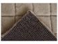 Tapis en peluche beige avec un dos tissé.
