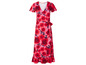 Une robe rose à imprimé de roses rouges