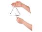 Mains tenant un triangle musical et une baguette