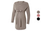 Une longue robe de grossesse en tricot avec une ceinture.