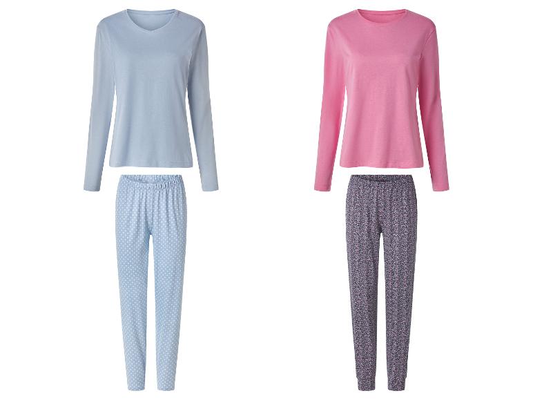 Deux pyjamas pour femmes : un bleu clair à pois blancs, l'autre rose à motifs floraux.