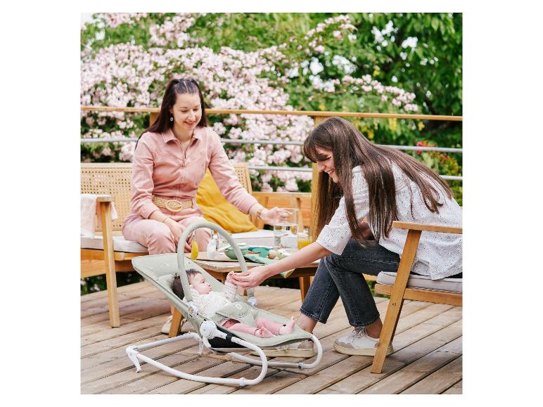 Deux femmes s'occupent d'un bébé dans un transat Chicco sur une terrasse.