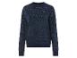 Un pull bleu marine en maille ajourée.