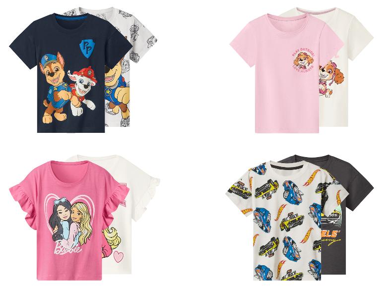 Quatre ensembles de t-shirts pour enfants : Pat' Patrouille, Barbie et Hot Wheels.